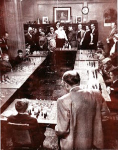 Bobby Fischer donnant une simultanée à l'âge de 12 ans